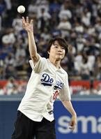 　米大リーグ、ドジャース－パドレス戦で始球式を務める俳優の神木隆之介さん＝ロサンゼルス（共同）