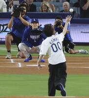 　米大リーグ、ドジャース－パドレス戦で始球式を務める俳優の神木隆之介さん（手前）と捕手役の山本＝ロサンゼルス（共同）
