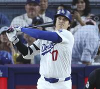 　パドレス戦の３回、右前打を放つドジャース・大谷＝ロサンゼルス（共同）
