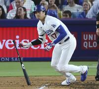 　パドレス戦の３回、右前打を放つドジャース・大谷＝ロサンゼルス（共同）