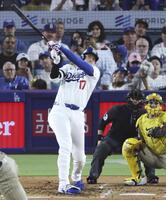 　パドレス戦の３回、右前打を放つドジャース・大谷＝ロサンゼルス（共同）