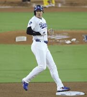 　パドレス戦の３回、ベッツの安打で二塁へ進んだドジャース・大谷＝ロサンゼルス（共同）