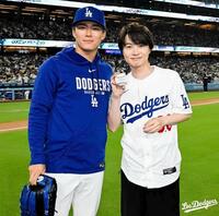 始球式後に山本由伸と記念撮影を行った神木隆之介（ロサンゼルス・ドジャース提供）