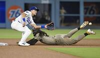 　ドジャース戦の６回、二盗を決めるパドレスのタティス。二塁手エドマン＝ロサンゼルス（共同）