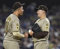 　ドジャース戦の６回途中、降板時にマチャド（左）と言葉を交わすパドレス・松井＝ロサンゼルス（共同）