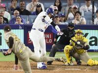 　パドレス戦の９回、左中間に適時二塁打を放つドジャース・大谷＝ロサンゼルス（共同）