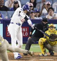 　パドレス戦の９回、左中間に適時二塁打を放つドジャース・大谷＝ロサンゼルス（共同）
