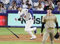 　９回、パドレスのミラー（右）から適時二塁打を放ったドジャース・大谷＝ロサンゼルス（共同）