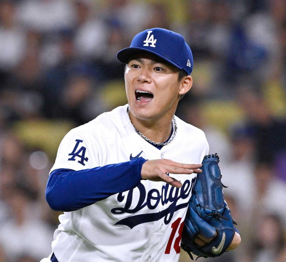　５回、三塁へ悪送球し、二走の生還を許すドジャース・山本（共同）
