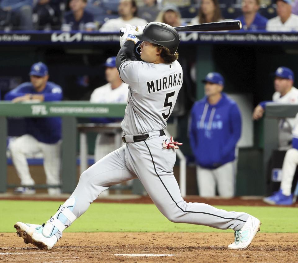 　ロイヤルズ戦の３回、右翼線に適時二塁打を放つホワイトソックス・村上＝カンザスシティー（ゲッティ＝共同）