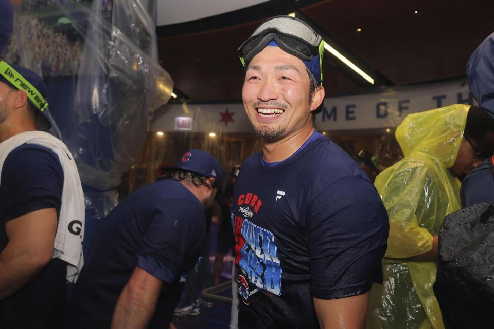 　２年連続のプレーオフ進出を決め、祝勝会で喜ぶカブス・鈴木＝シカゴ（ＡＰ＝共同）