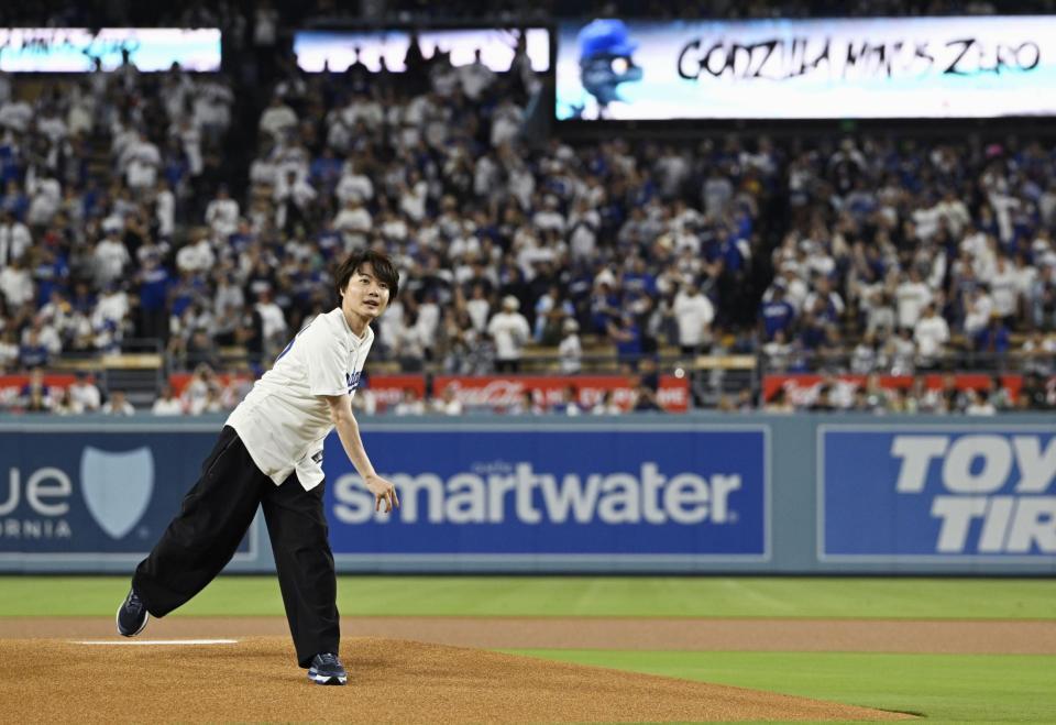 　米大リーグ、ドジャース－パドレス戦で始球式を務める俳優の神木隆之介さん＝ロサンゼルス（共同）