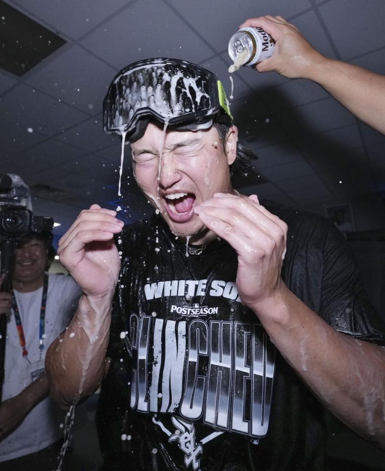 　プレーオフ進出を決め、シャンパンファイトで盛り上がるホワイトソックス・村上＝カンザスシティー（共同）