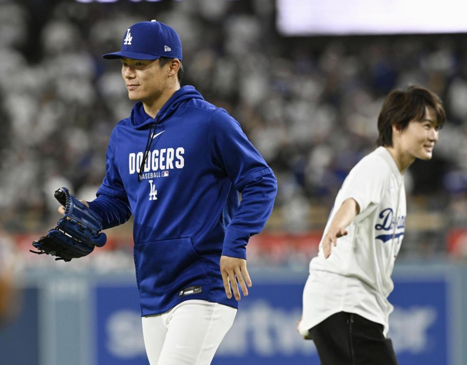 　米大リーグ、ドジャース－パドレス戦で始球式を務めた俳優の神木隆之介さん（右）と捕手役の山本＝ロサンゼルス（共同）
