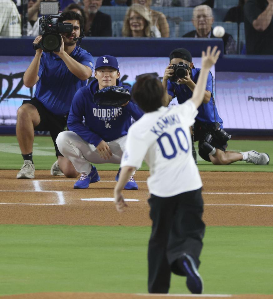 　米大リーグ、ドジャース－パドレス戦で始球式を務める俳優の神木隆之介さん（手前）と捕手役の山本＝ロサンゼルス（共同）