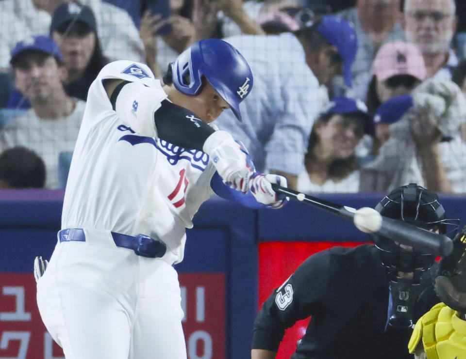 　パドレス戦の３回、右前打を放つドジャース・大谷＝ロサンゼルス（共同）