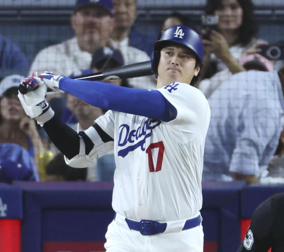 　パドレス戦の３回、右前打を放つドジャース・大谷＝ロサンゼルス（共同）