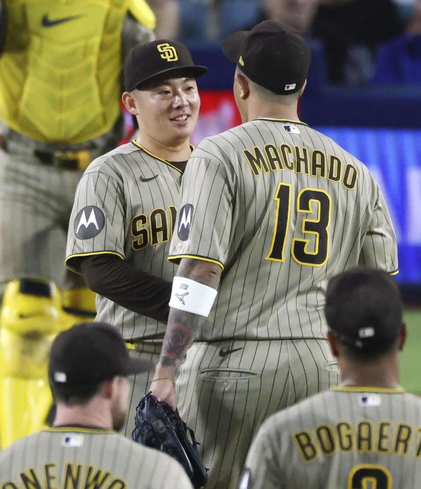 　ドジャース戦の６回途中、降板時にマチャド（13）と言葉を交わすパドレス・松井＝ロサンゼルス（共同）