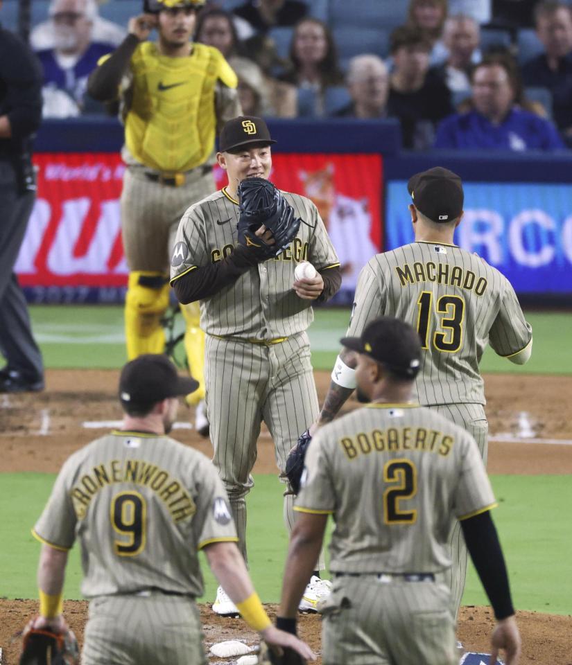 　ドジャース戦の６回途中、降板するパドレス・松井（中央）＝ロサンゼルス（共同）