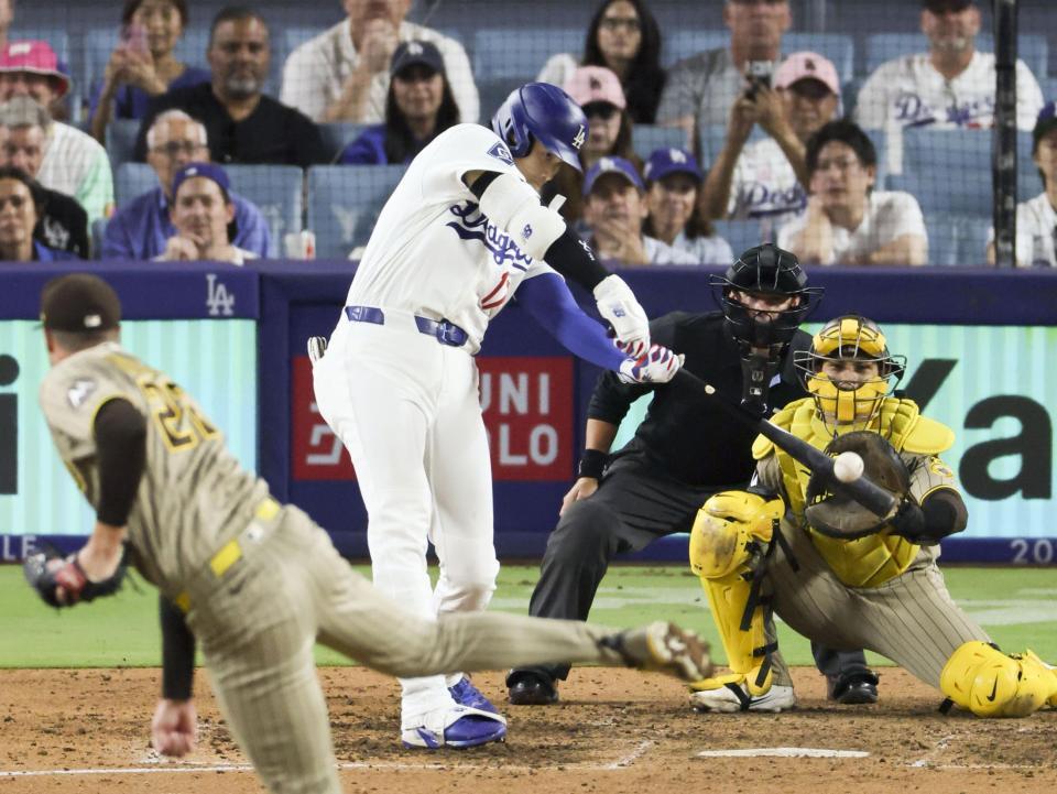 　パドレス戦の９回、左中間に適時二塁打を放つドジャース・大谷＝ロサンゼルス（共同）