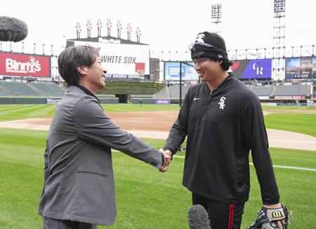 　ロッキーズ戦の試合前、高津臣吾氏（左）と握手を交わすホワイトソックス・村上＝シカゴ（共同）