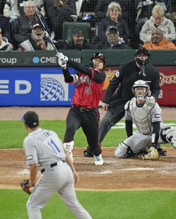 　ロッキーズ戦の７回、35号ソロを放つホワイトソックス・村上。投手菅野＝シカゴ（共同）