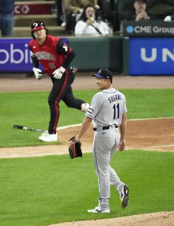 　ホワイトソックス戦の７回、村上（奥）にソロ本塁打を浴びたロッキーズ・菅野＝シカゴ（共同）