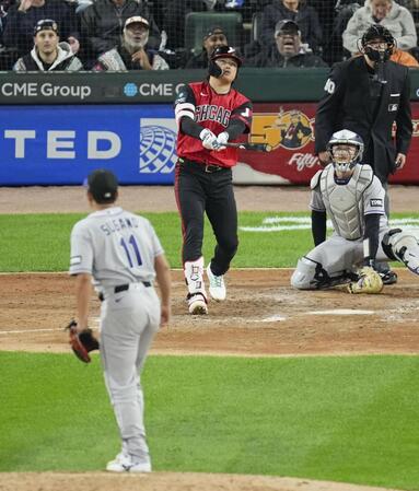 　７回、ロッキーズ・菅野（手前）から35号ソロを放つホワイトソックス・村上＝シカゴ（共同）