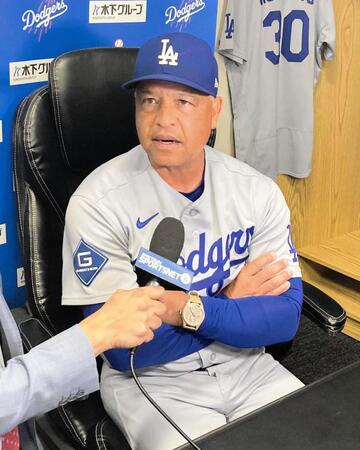試合後、佐々木を絶賛したロバーツ監督（撮影・小林信行）