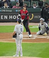 　１回、ロッキーズ・菅野（手前）から34号ソロを放つホワイトソックス・村上＝シカゴ（共同）