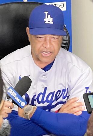 取材対応するロバーツ監督（撮影・小林信行）