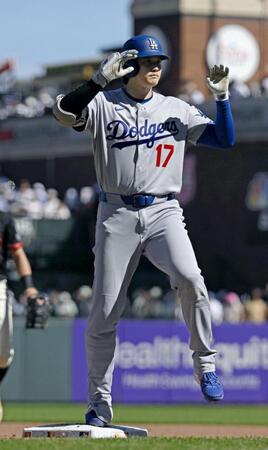 　ジャイアンツ戦の５回、一塁内野安打を放ちポーズをとるドジャース・大谷＝サンフランシスコ（共同）