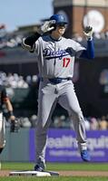 　ジャイアンツ戦の５回、一塁内野安打を放ちポーズをとるドジャース・大谷＝サンフランシスコ（共同）