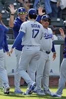 　ジャイアンツに勝利しロバーツ監督（右）とタッチを交わすドジャース・大谷（17）＝サンフランシスコ（共同）