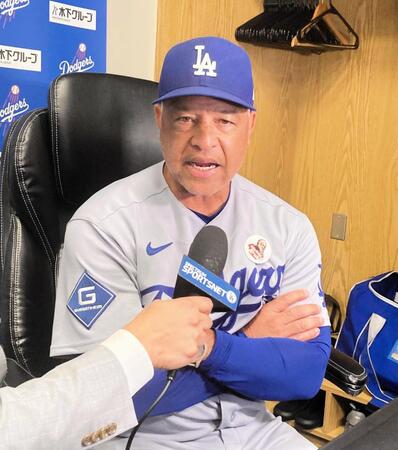 試合後、報道陣の質問に答えるロバーツ監督（撮影・小林信行）