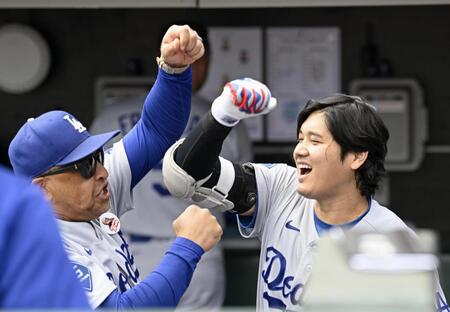 試合前、ロバーツ監督（左）とタッチを交わす大谷（共同）
