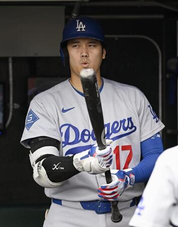 打席の準備をする大谷（共同）