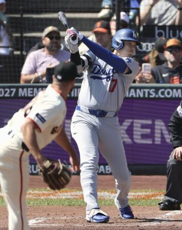 ３回、左前打を放つ大谷（共同）