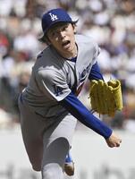 ５回に３番手で登板した佐々木（共同）