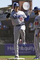 ３回、左前打を放ちポーズをとる大谷（共同）