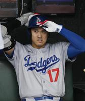 打席の準備をする大谷（共同）