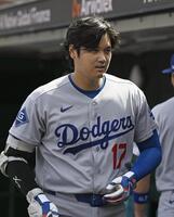５回、二ゴロに倒れベンチに戻る大谷（共同）