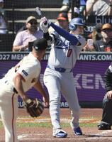 ３回、左前打を放つ大谷（共同）