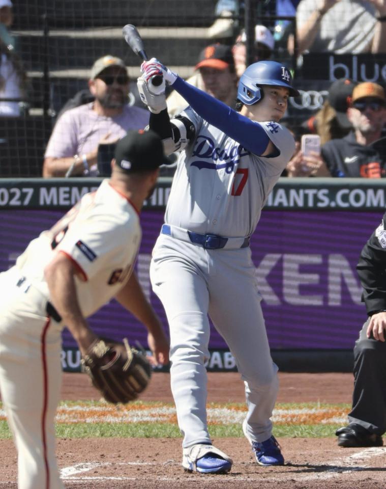 ３回、左前打を放つ大谷（共同）