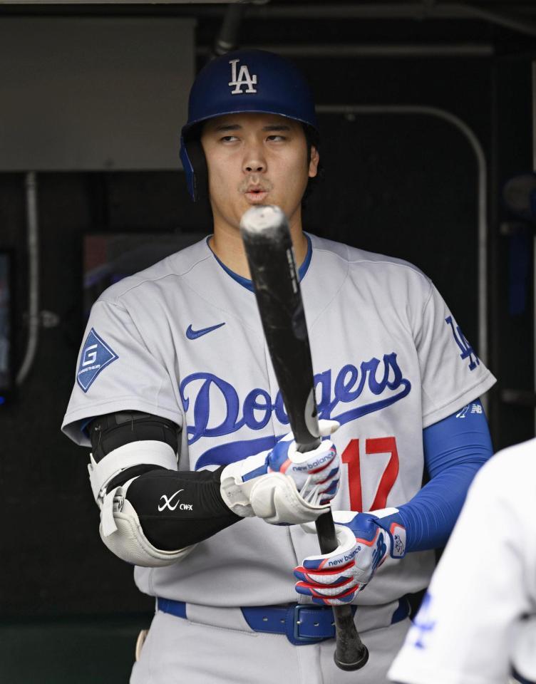 打席の準備をする大谷（共同）