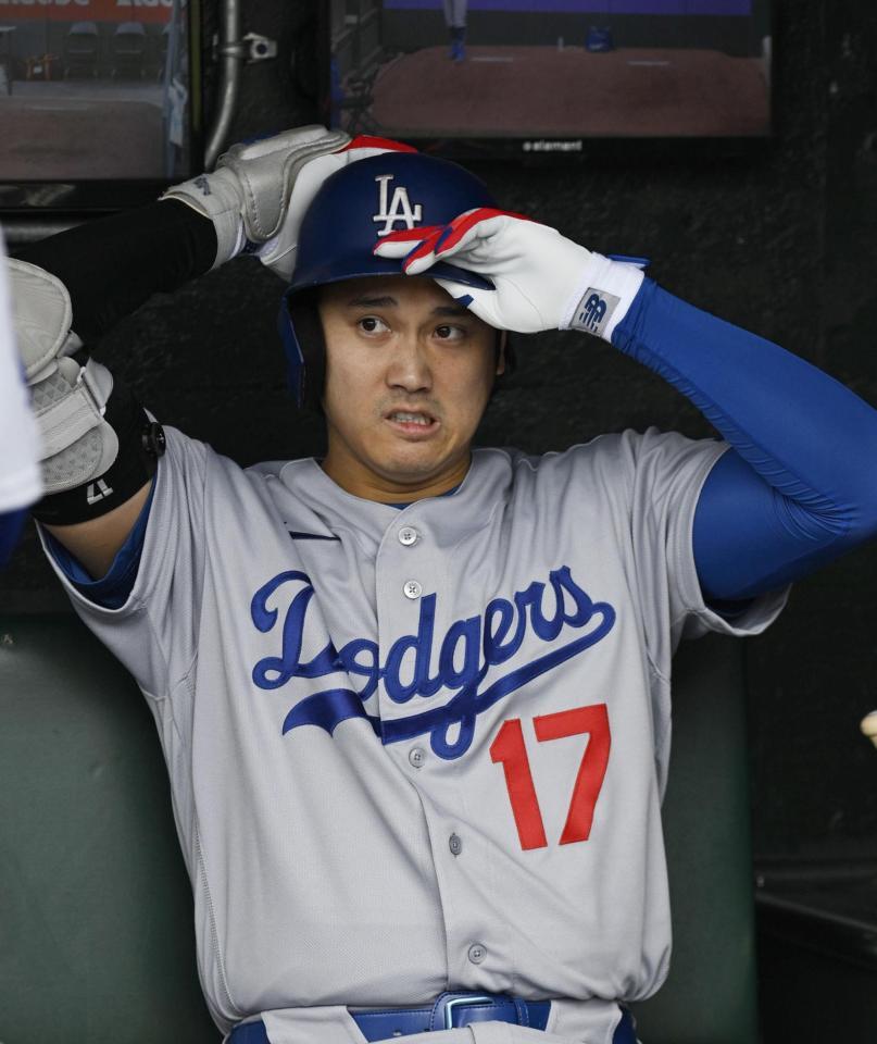 打席の準備をする大谷（共同）