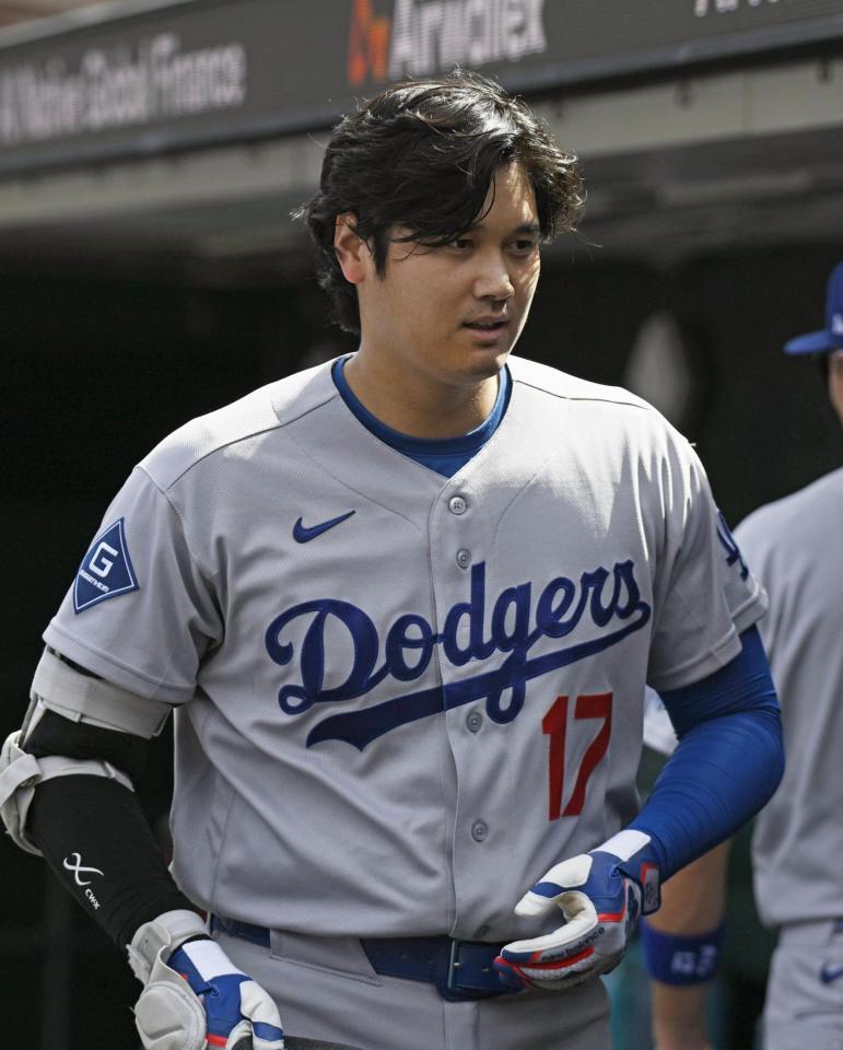 ５回、二ゴロに倒れベンチに戻る大谷（共同）