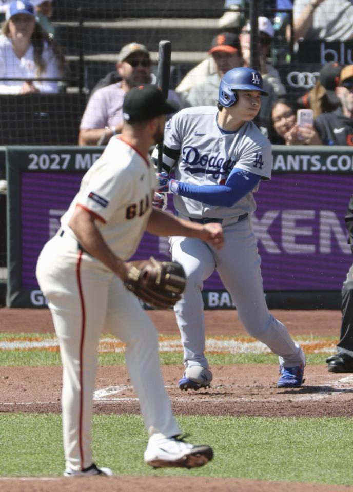 ３回、左前打を放つ大谷（共同）