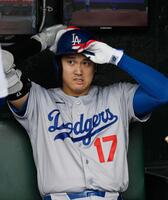 　打席の準備をする大谷（共同）
