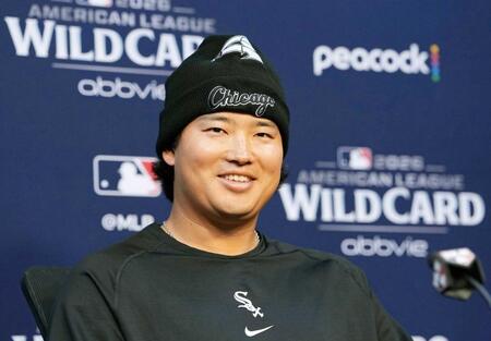 　ワイルドカードシリーズを前に、記者会見するホワイトソックス・村上（共同）